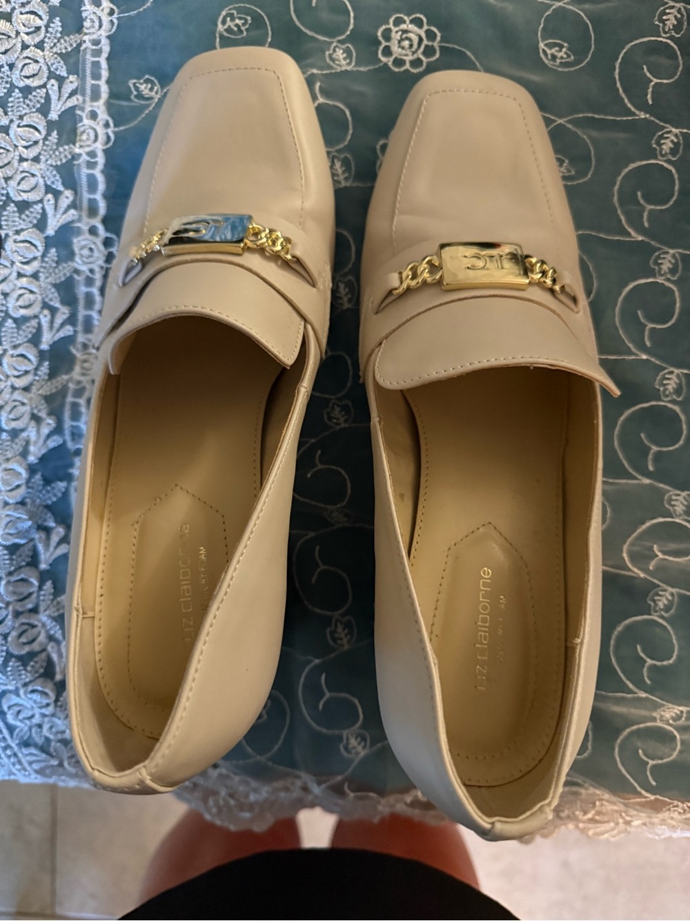 Liz Claiborne beige heals size 8.5 - Picture 2 of 9